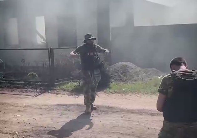 Кадр из видео со съемок клипа на фоне разрушенного военными действиями российского села