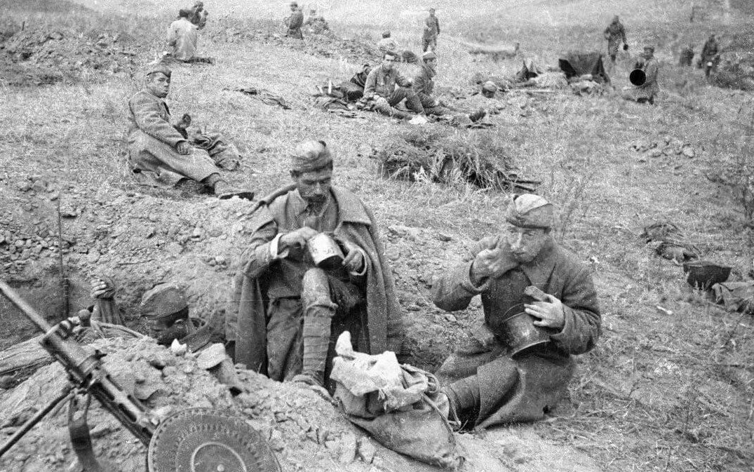 Солдаты обедают в перерыве между боями на передовой. Фото: Владимир Гальперин