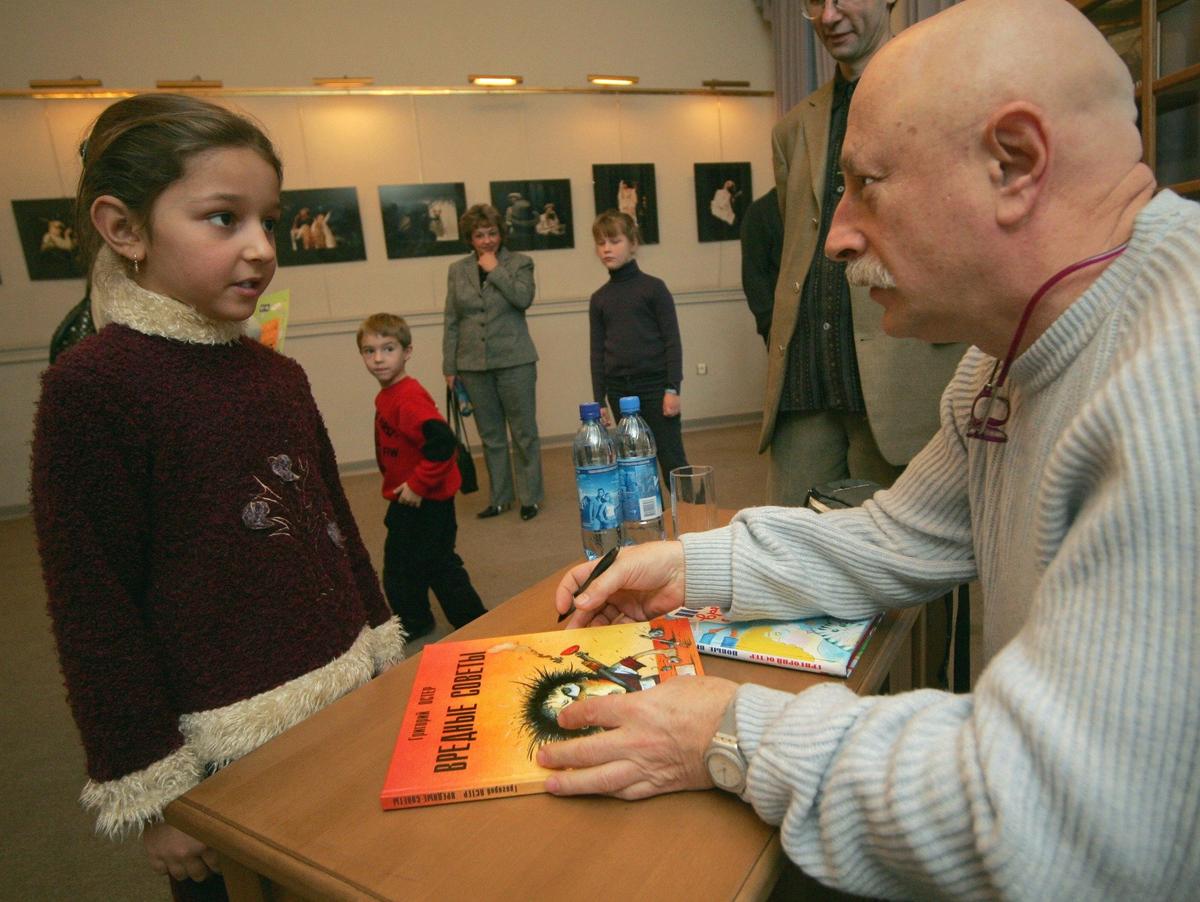 Писатель Григорий Остер подписывает свои книги для детей. Фото: ИТАР-ТАСС / Василий Смирнов