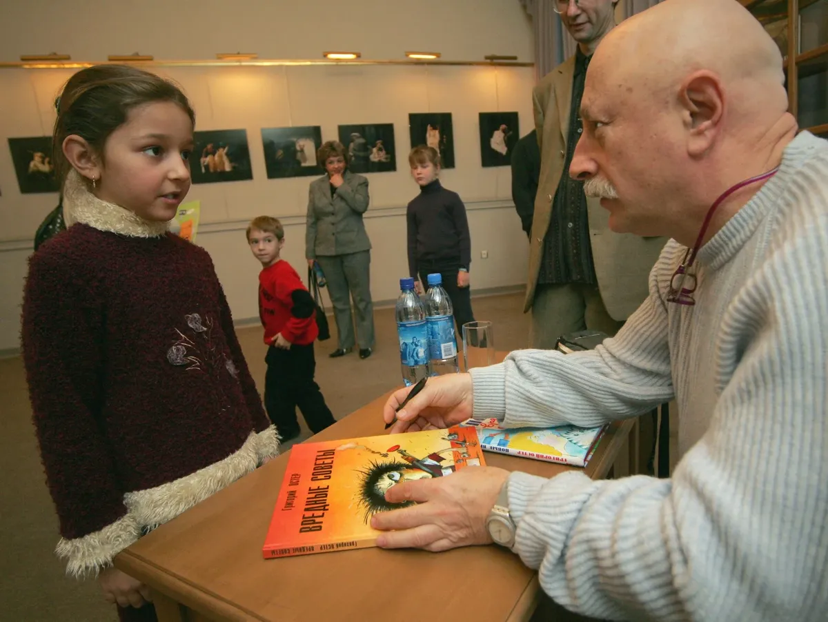 Писатель Григорий Остер подписывает свои книги для детей. Фото: ИТАР-ТАСС / Василий Смирнов