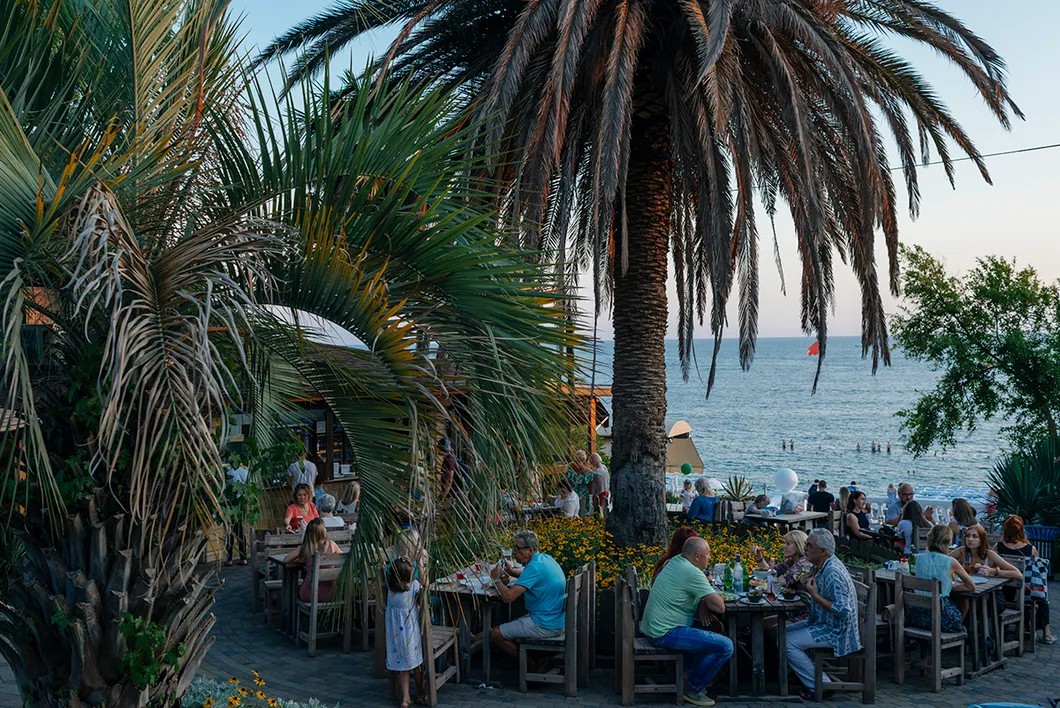 Туристы ужинают под пальмой на центральной набережной.Фото: Михаил Мордасов, специально для «Новой»