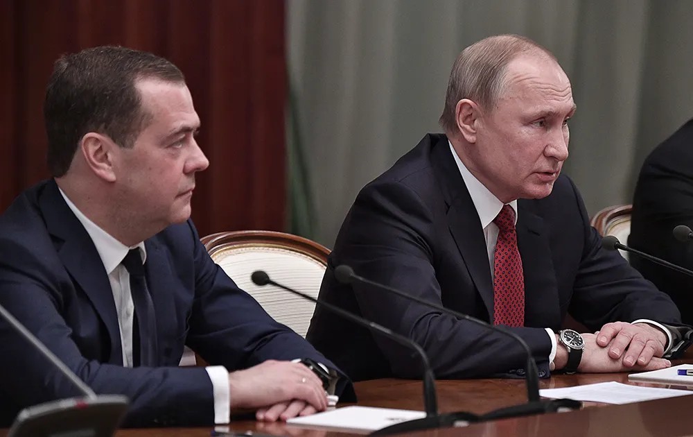Владимир Путин и Дмитрий Медведев на совещании с членами правительства. Фото: Алексей Никольский / ТАСС