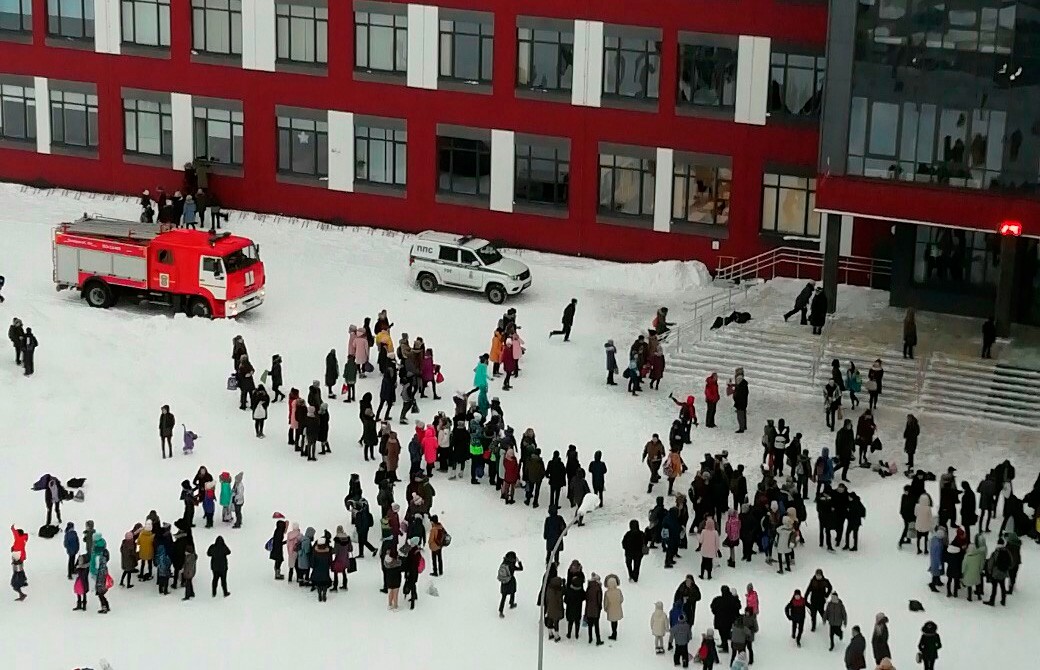 Эвакуация одной из школ в Великом Новгороде. Фото: соцсети