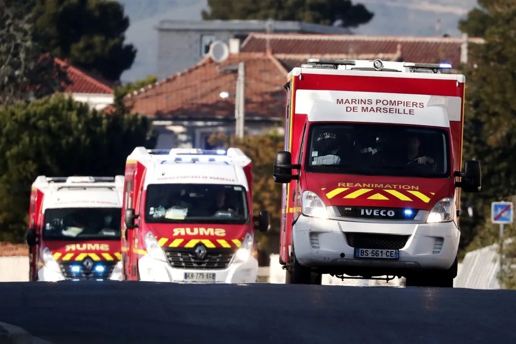 Скорые везут эвакуированных французов из аэропорта в больницу Марселя. Фото: EPA