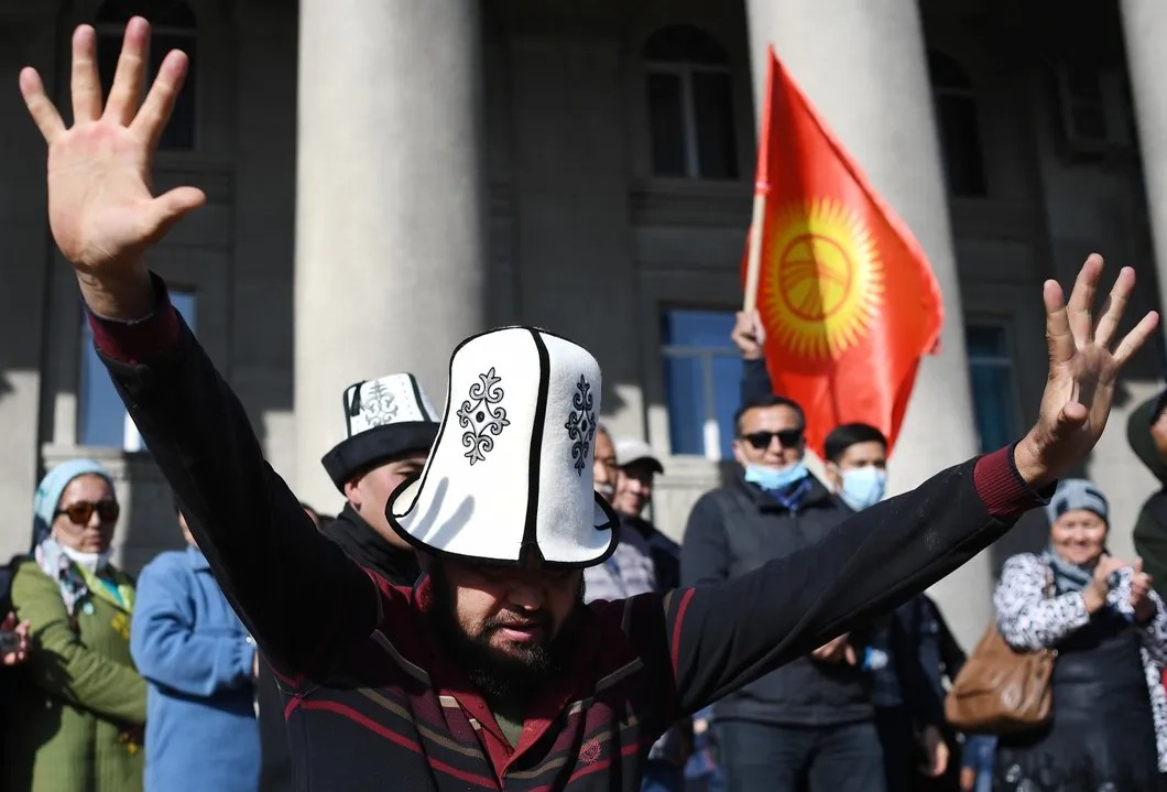 Участники митинга в Бишкеке. Фото: РИА Новости