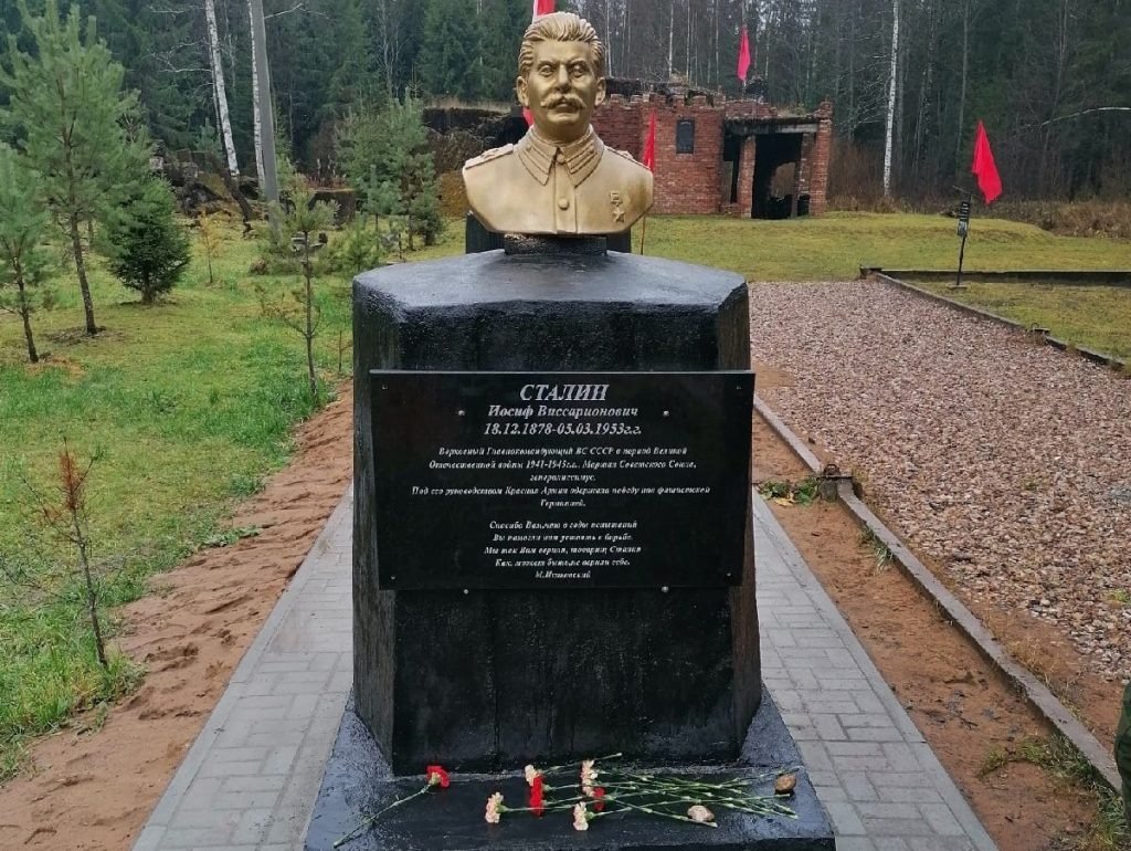 Нелидовский бюст Сталина, возведенный на средства общественников и бизнеса в 2021-м году, Тверская область.