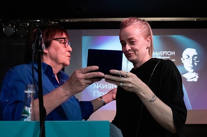 Анна Артемьева получает премию из рук Ирины Петровской. Фото: Светлана Виданова / «Новая газета»