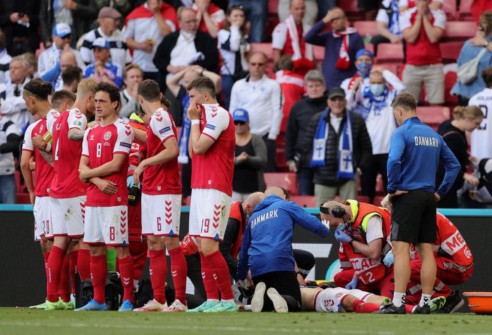 Кристиану Эриксону стало плохо во время футбольного матча. Фото: Friedemann Vogel - Pool/Getty Images