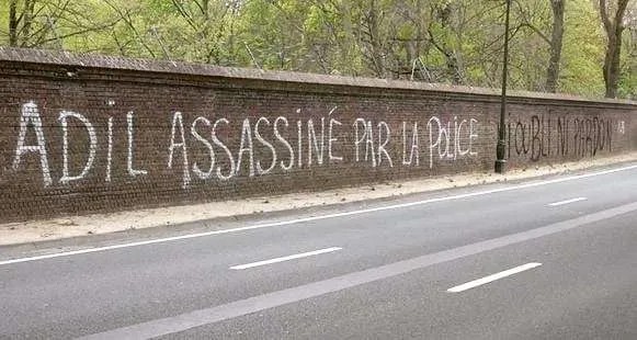 Надпись на стене в Андерлехте: «Адиль убит полицией». Фото: instagram