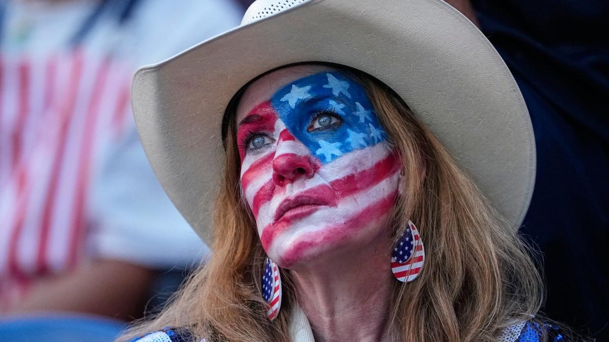 Ложка Трампа в бочке футбола