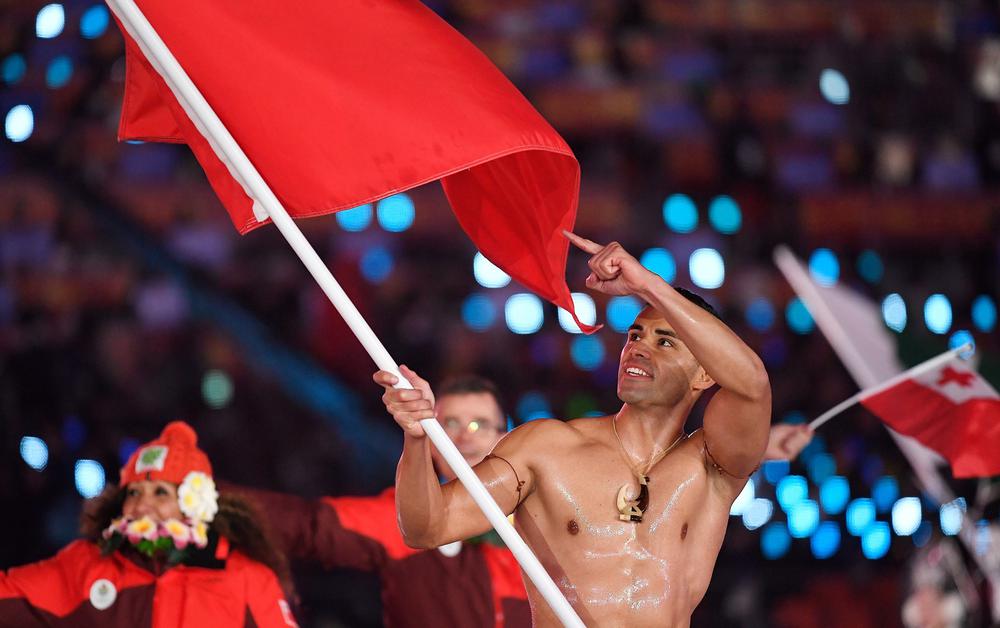 Спортсмен сборной Тонги Пита Тауфатофуа несет флаг на открытии Игр в Пхенчхане, 2018 год. Фото: ЕРА