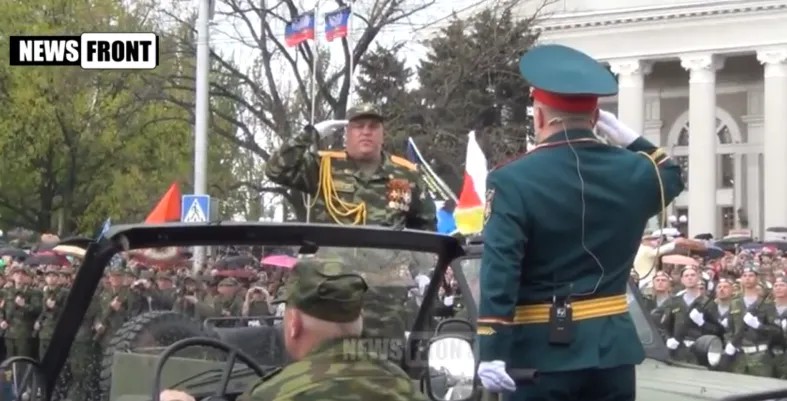 Замминистра обороны самопровозглашенной ДНР командует парадом 9 мая / Кадр Youtube