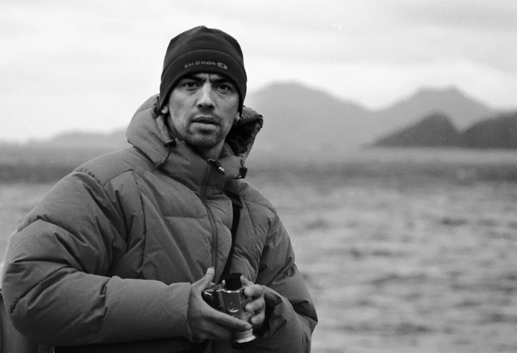 Валерий Розов на фоне гор Антарктических островов. Фото автора