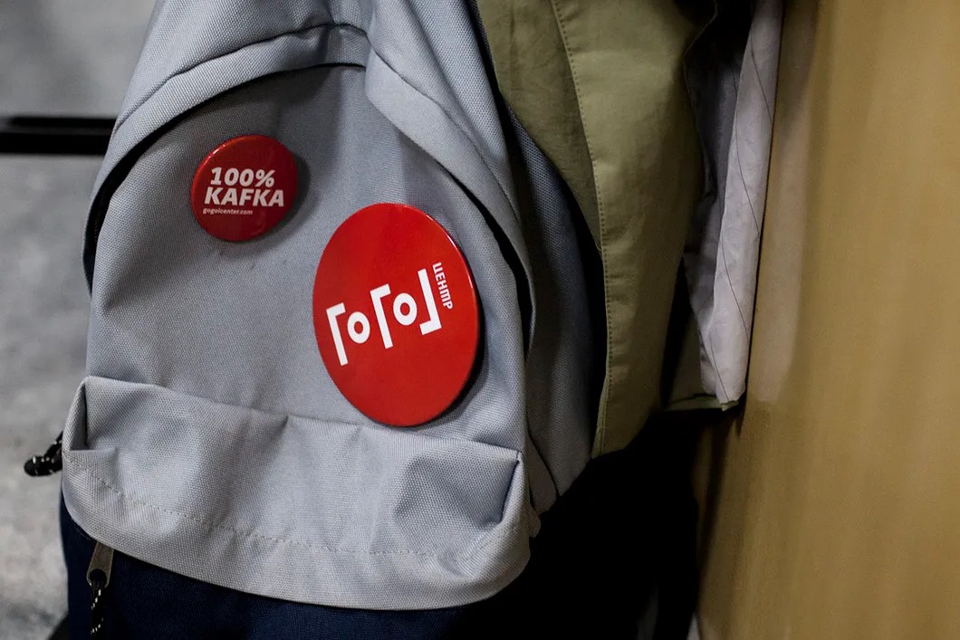 Значки в поддержку Кирилла Серебренникова на рюкзаке одного из слушателей в суде. Фото: Влад Докшин / "Новая газета"