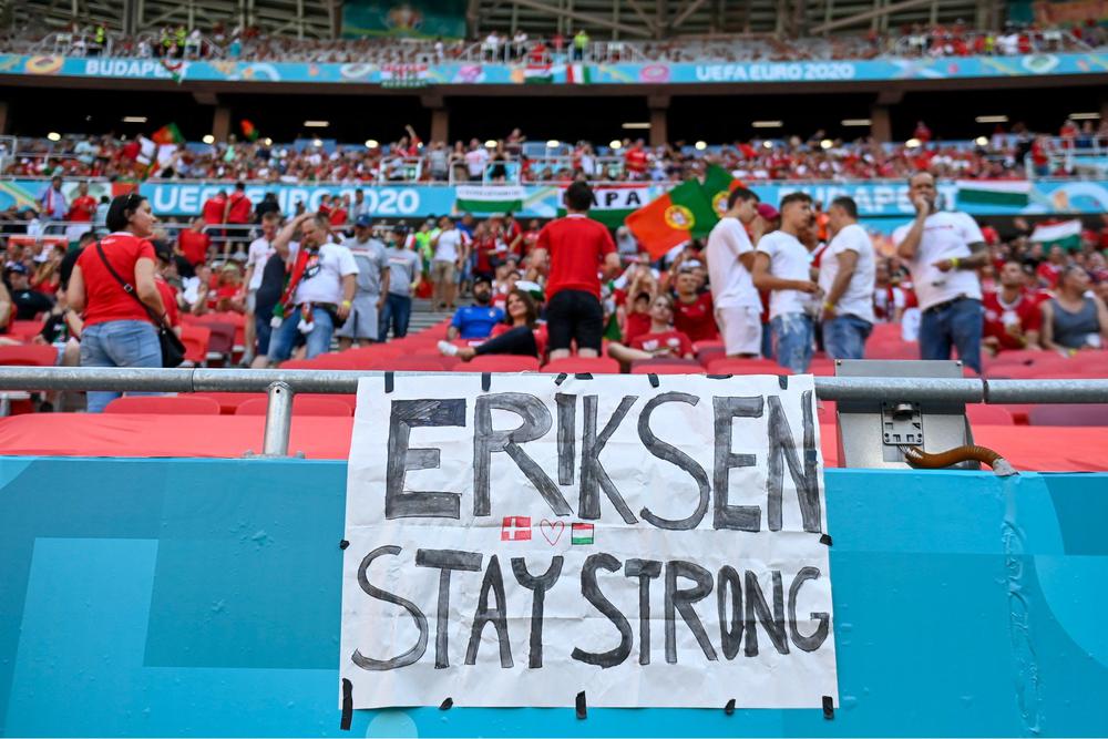 Плакат с пожеланием выздоровления датскому футболисту Кристиану Эриксену, потерявшему сознание во время матча со сборной Финляндии. Фото: ЕРА