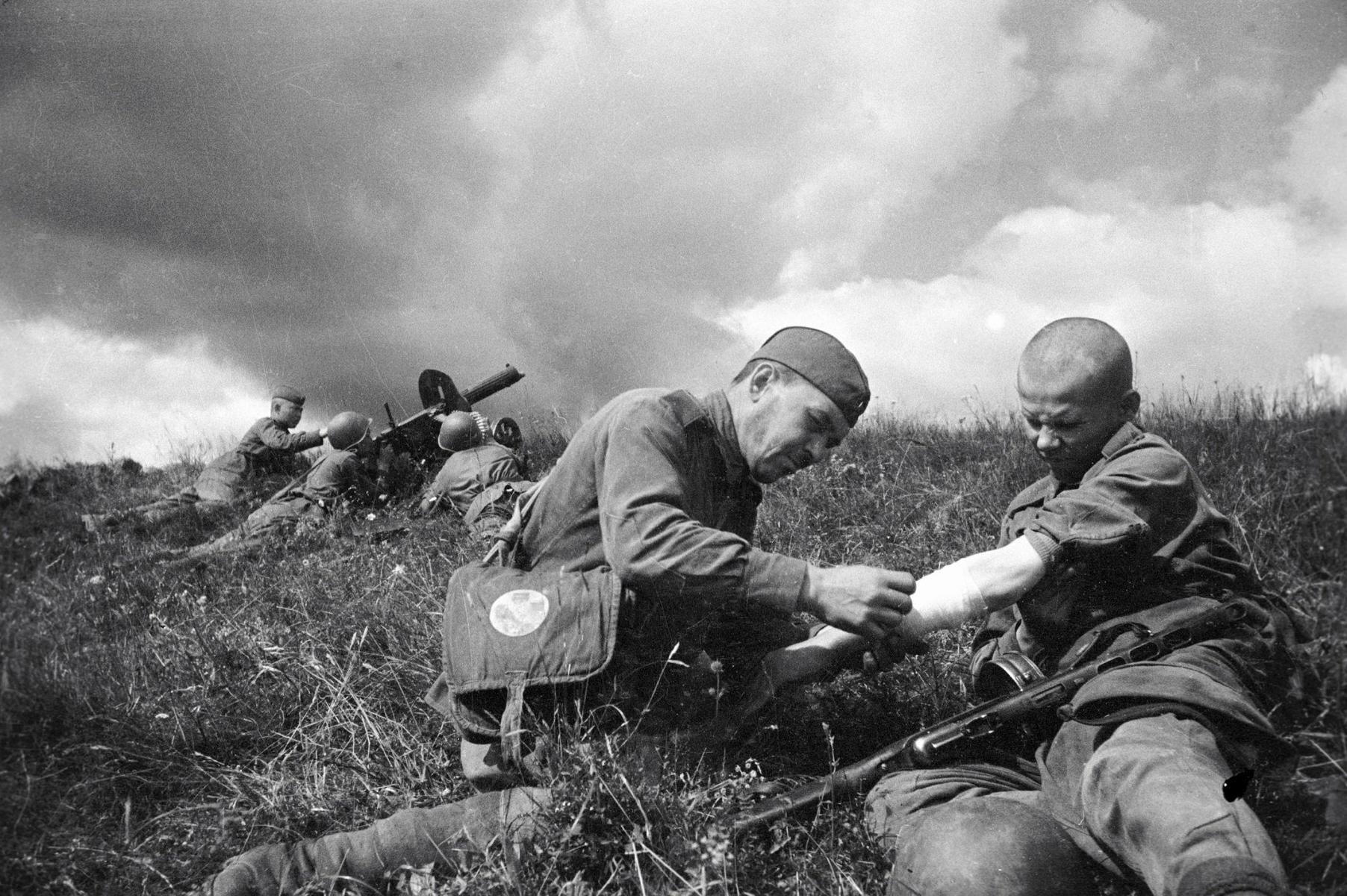 1943 год. Первая помощь на поле боя. Фото: РИА Новости