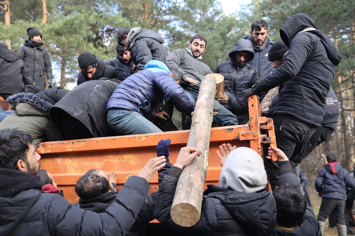 Мигранты на белорусско-польской границе. Фото: Getty Images