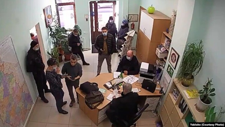 Во время обысков в псковском отделении партии «Яблоко». Скриншот камеры видеонаблюдения