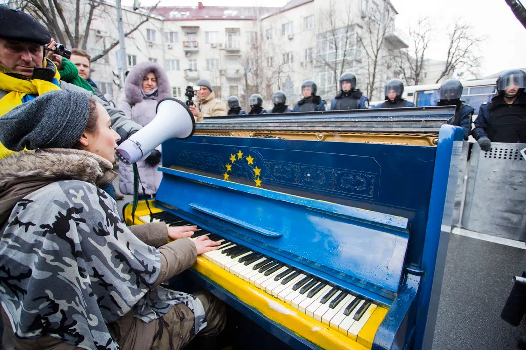 Концерт перед оцеплением «Беркута». Фото: Евгений Фельдман / «Новая газета»