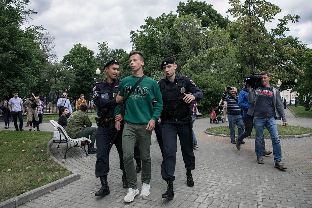 Задержание провокатора из движения «Мужское государство». Фото: Влад Докшин / «Новая газета»