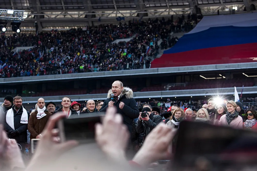 Владимир Путин приветствует собравшихся. Фото: Влад Докшин / «Новая газета»
