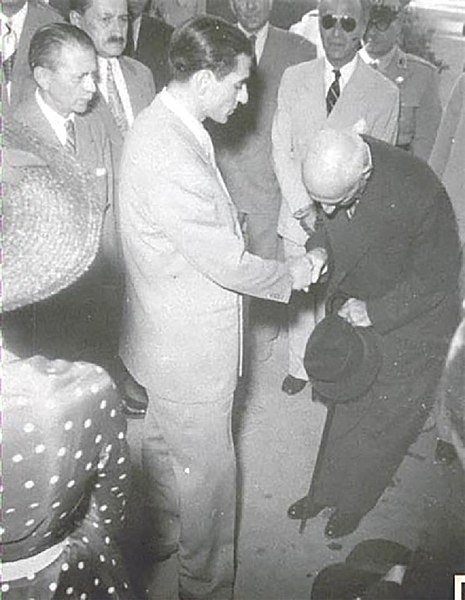Мосаддык пожимает руку  Мохаммад-Реза шаху  на их первой встрече после избрания Мосаддыка премьер-министром. Фото: википедия