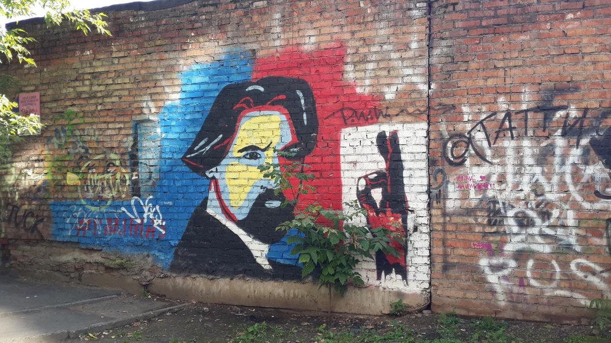 Во дворах в центре Красноярска. Василий Суриков соседствует с Джимом Моррисоном. Фото: Алексей Тарасов / «Новая газета»