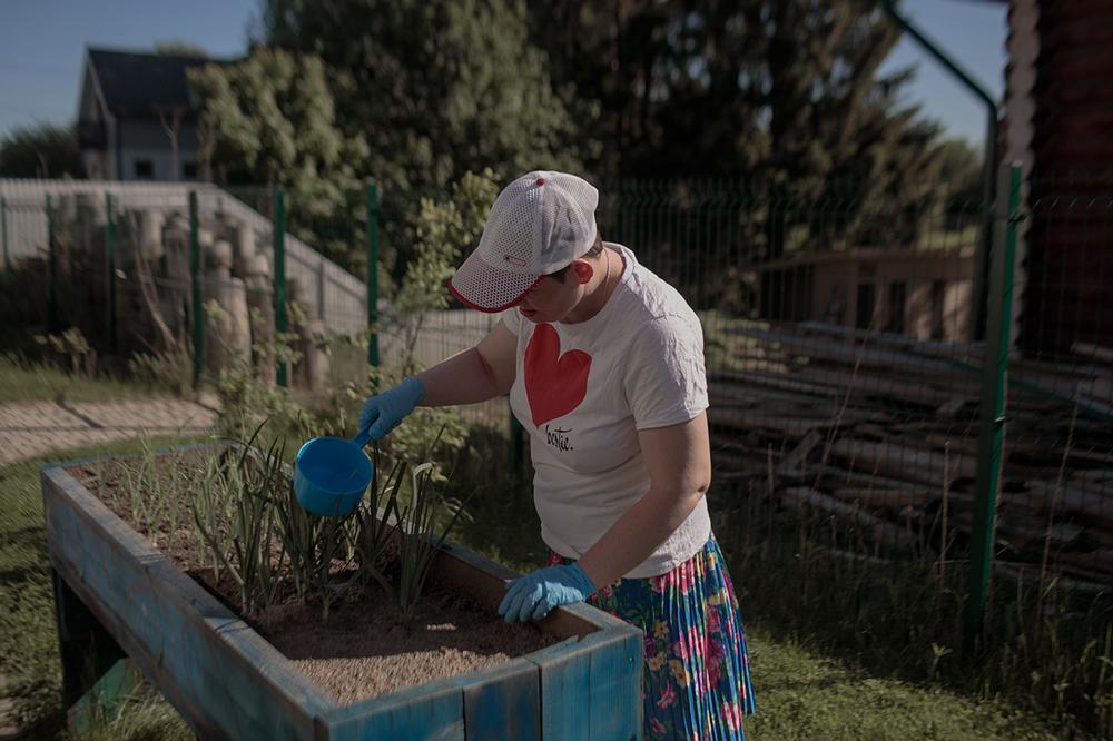 Светлана поливает огород в доме сопровождаемого проживания в Раздолье. Фото: Светлана Булатова, специально для «Новой газеты»