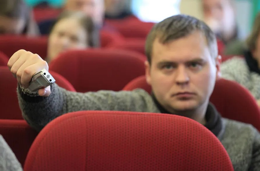 Участник форума наблюдателей в Москве. Фото: Евгений Фельдман / «Новая газета»