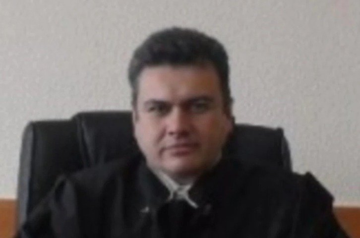 Судья Азамат Бикчурин. Кадр из видео