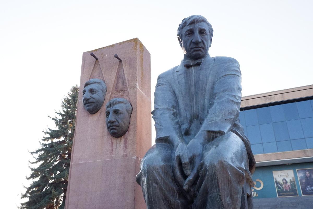 Памятник Фрунзику Мкртчяну. Фото: Андрей Новашов