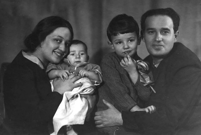 Семья Меней. Елена Семеновна с Павлом и Вольф Герш-Лейбович со старшим сыном Александром. Фото: biography.wikireading.ru