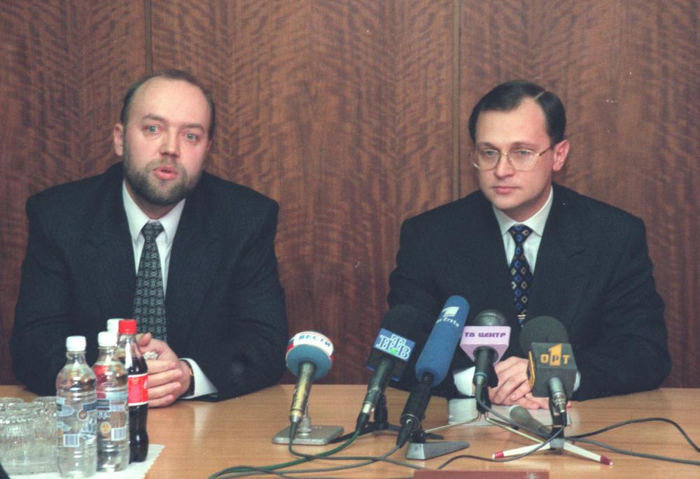Председатель правительства Сергей Кириенко и министр юстиции Павел Крашенинников, 1998 год. Фото: Александр Данилюшин / ИТАР-ТАСС
