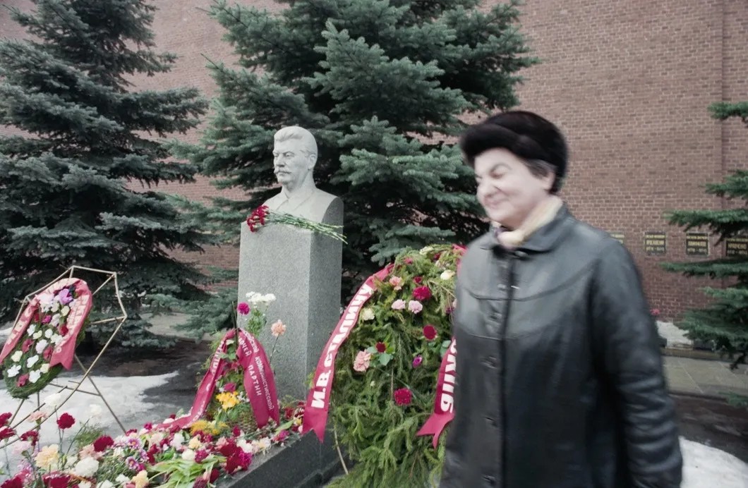 Нина Андреева после возложения цветов на могилу Сталина у Кремлевской стены. Александр Неменов / Фотохроника ТАСС