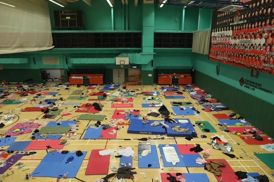 Спортивный зал Политехнического университета Гонконга после трехдневной осады манифестантами. Фото: EPA-EFE
