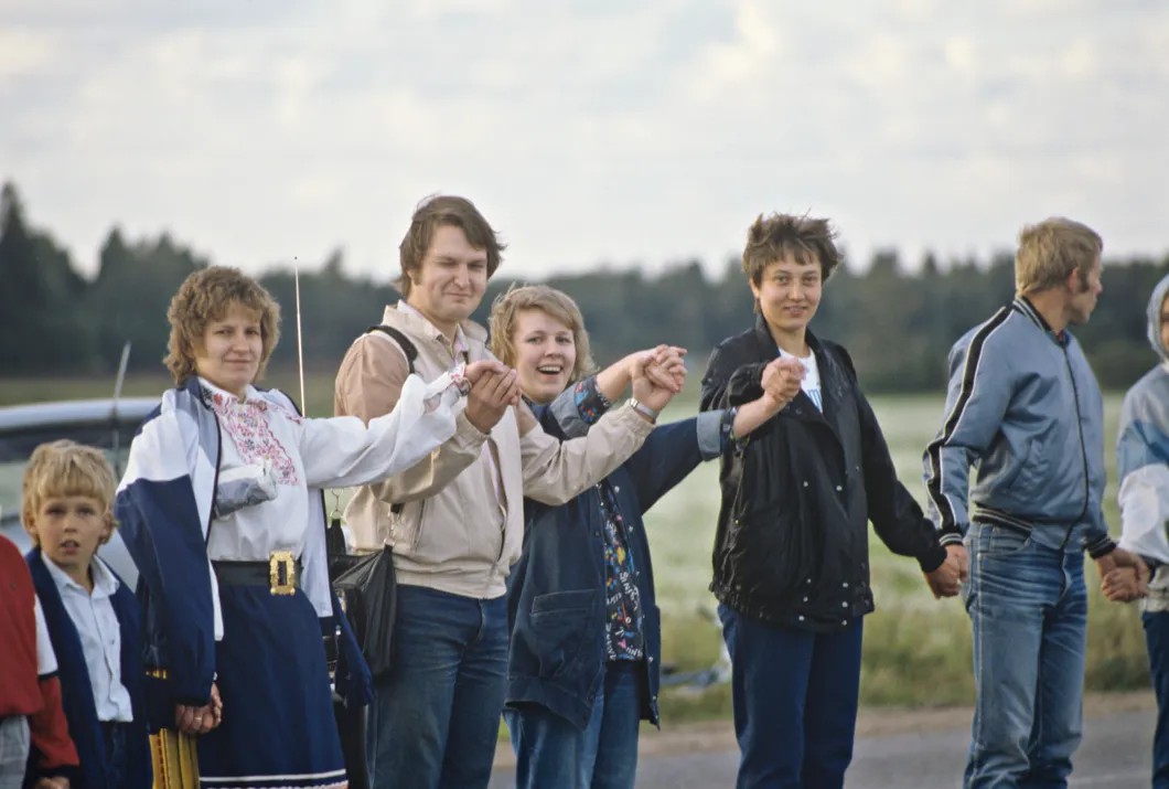 Участники акции «Балтийский путь» стоят в живой цепи, соединябющей от Вильнюс, Ригу и Таллин. Один из эпизодов «Поющей революции» 1987-1991 гг. в странах Балтии. Фото: РИА Новости