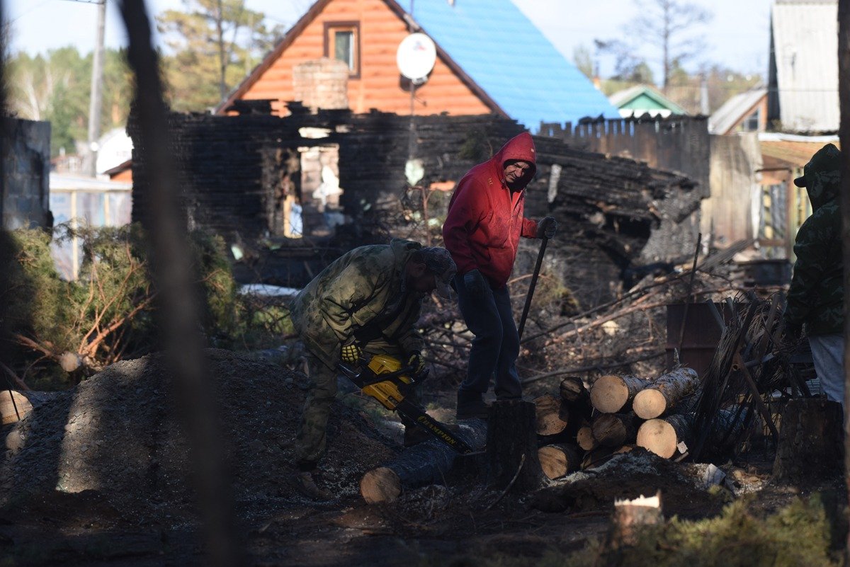 Жители Смоленки на пожарище своего дома