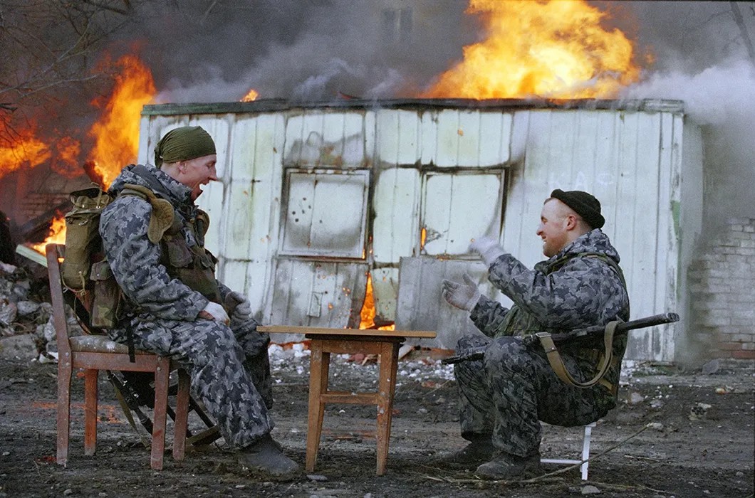 Бойцы ОМОНа играют в настольные игры в Грозном, Чечня. 2000 год. Фото: Юрий Козырев