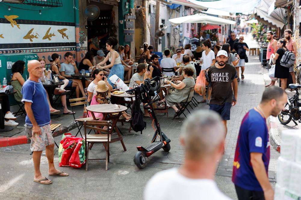Посетители рынка в Тель-Авиве, октябрь 2021 года. Фото: Reuters