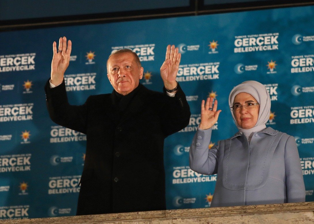 Реджеп Эрдоган с супругой Эмине на встрече со сторонниками после закрытия избирательных участков. Фото: AP / TASS