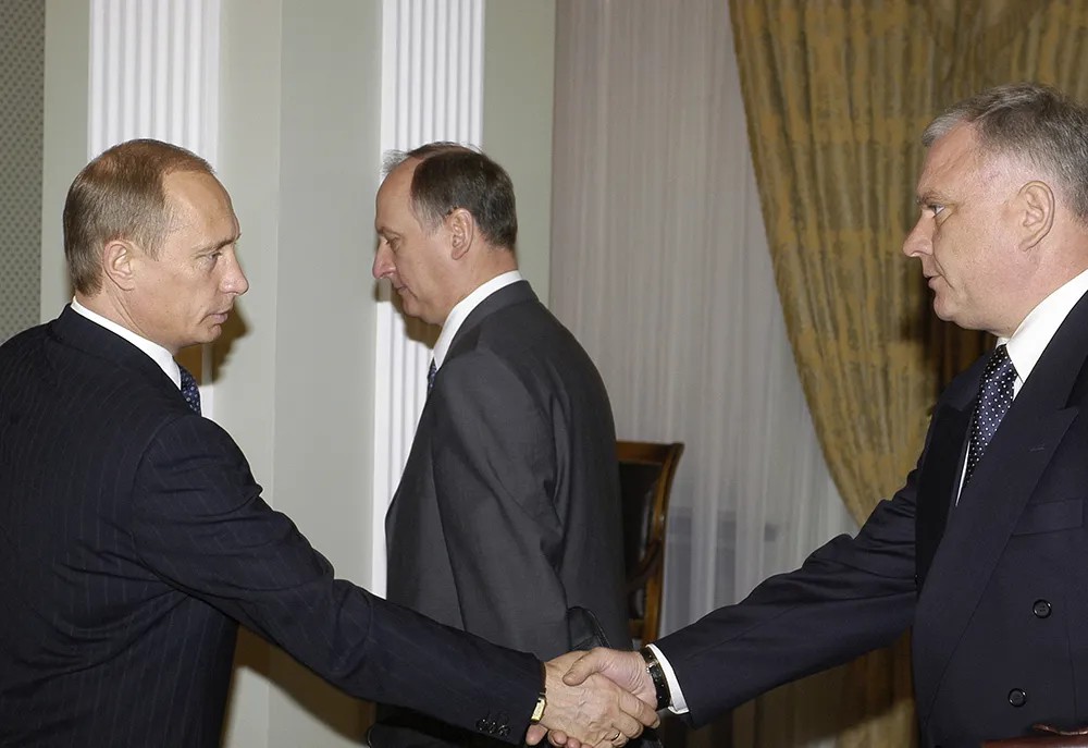Владимир Путин и Владимир Проничев (справа). Фото: Владимир Родионов / РИА Новости