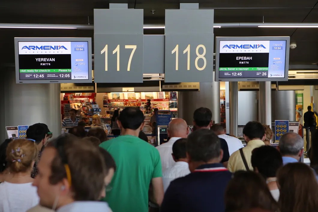 Регистрация на рейс авиакомпании Armenia в аэропорту «Внуково». Фото: Марина Лысцева / ТАСС
