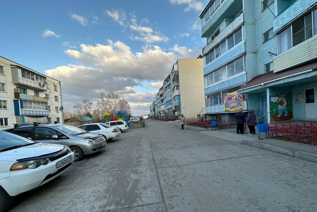В Светлогорье 11 пятиэтажек. На парковках перед домами свободных мест вечерами почти нет. Фото: Валерия Федоренко / «Новая газета»