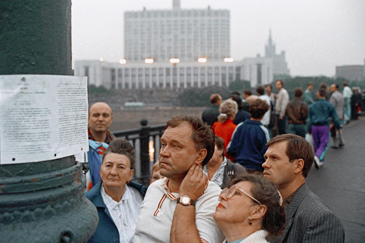 Встревоженные москвичи читают воззвание ГКЧП, расклеенное на улицах города. Фото: Александр Поляков