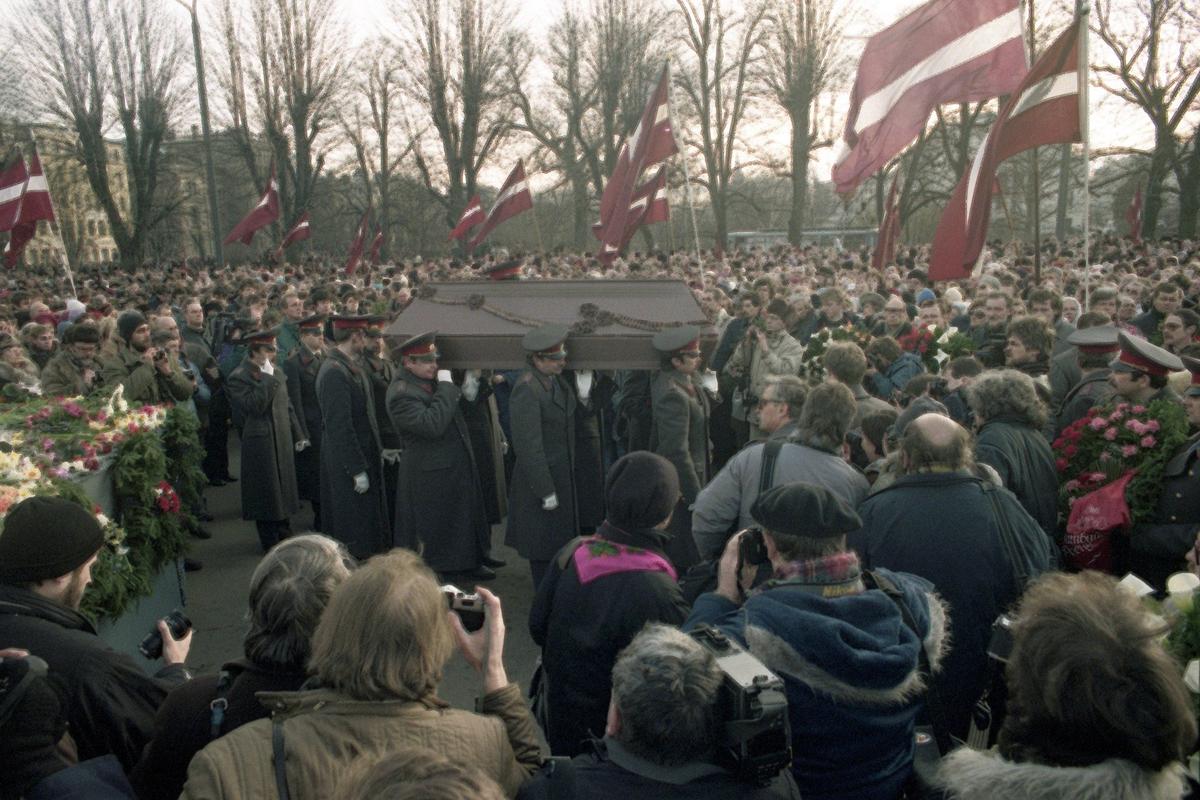 26 января 1991 года. Похороны погибших во время вооруженного конфликта в Риге 13 января. Фото: Дмитрий Соколов / Фотохроника ТАСС