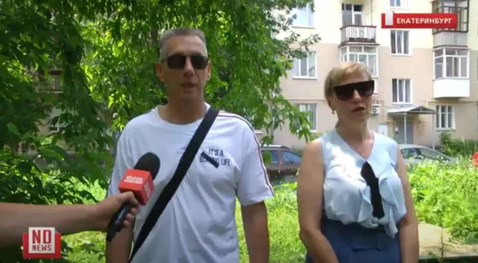 Елена и Павел общаются с журналистами. Скриншот: Youtube / ndnews