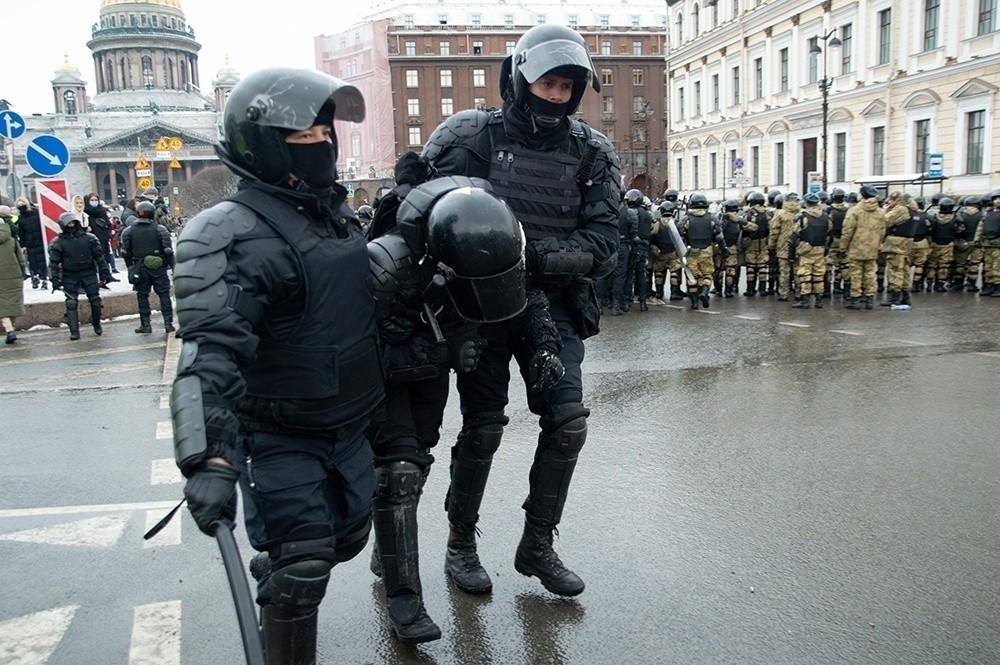 Иван Алексеев (в центре) после инцидента на Исаакиевской площади. Фото из соцсетей