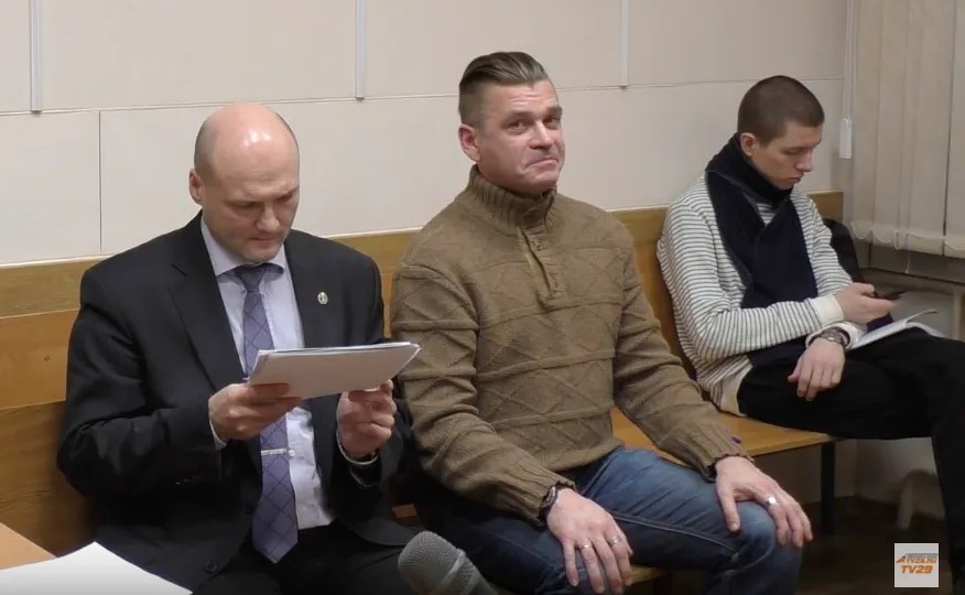 Олег Кодола с адвокатом Дмитрием Аншуковым (слева) во время заседания суда. Кадр из видео ИА «Беломорканал»