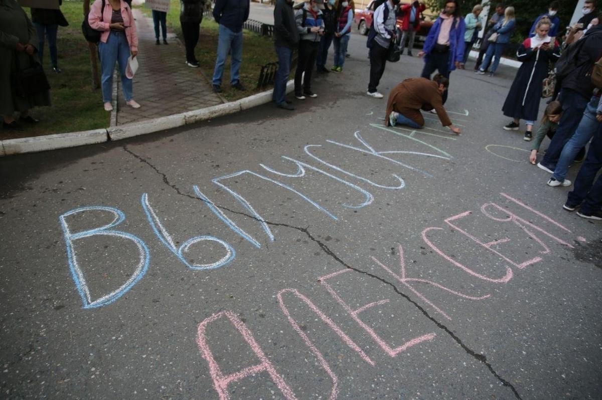Возле больницы в Омске, где лежал Алексей Навальный. Фото: Даниил Чебыкин