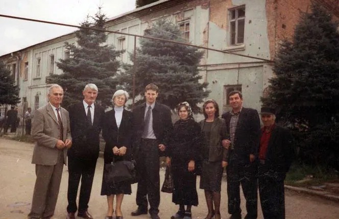 2005 год. Анна Политковская (третья слева) у здания суда в Грозном. Фото Алесандр Черкасов